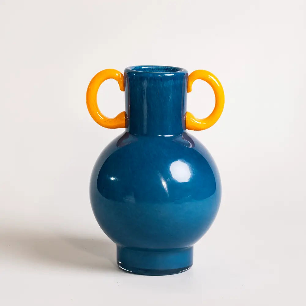 vase amphore en verre bleu soufflé avec anses rondes jaunes
