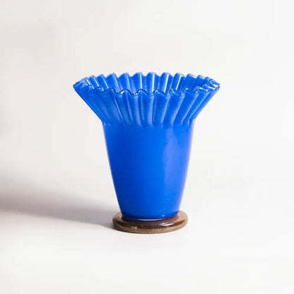 centre de table ondulé en verre vase bleu soufflé