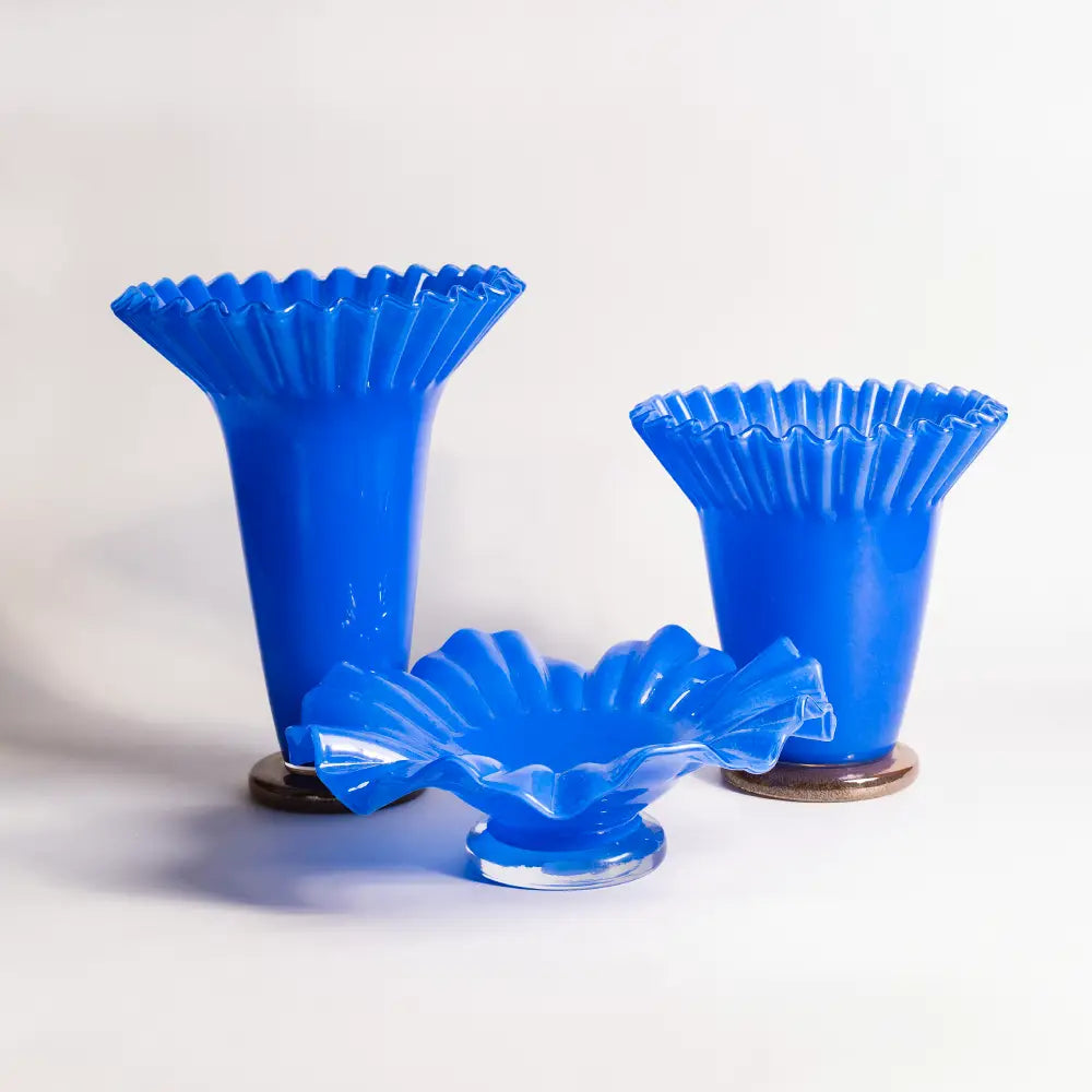 grand vase bleu en verre soufflé avec rebord plissé