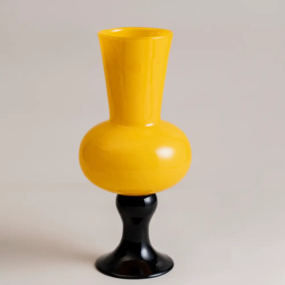 Vase coloré jaune ambre en verre soufflé, style contemporain