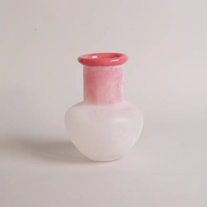 Vase décoratif – Brume Dégradée en verre soufflé dégradé avec une finition rose et blanche.
