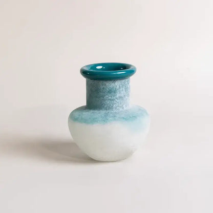 Vase décoratif – Brume Dégradée en verre soufflé dégradé avec des nuances bleu et blanc.