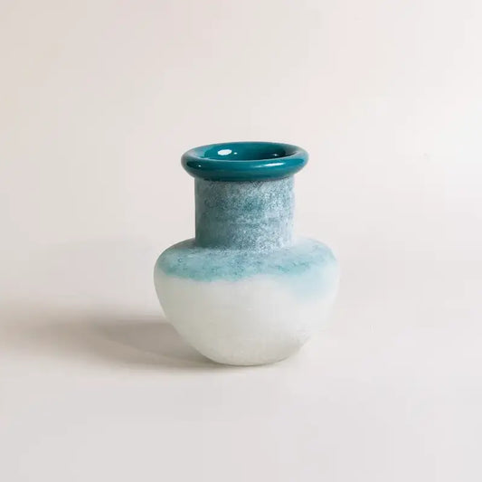 Vase décoratif – Brume Dégradée en verre soufflé dégradé avec des nuances bleu et blanc.