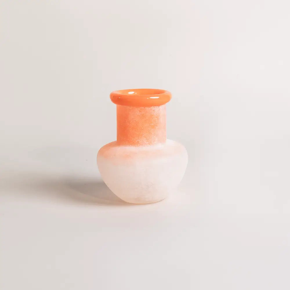 Vase décoratif – Brume Dégradée en verre soufflé dégradé, design élégant avec des teintes orange et blanche.