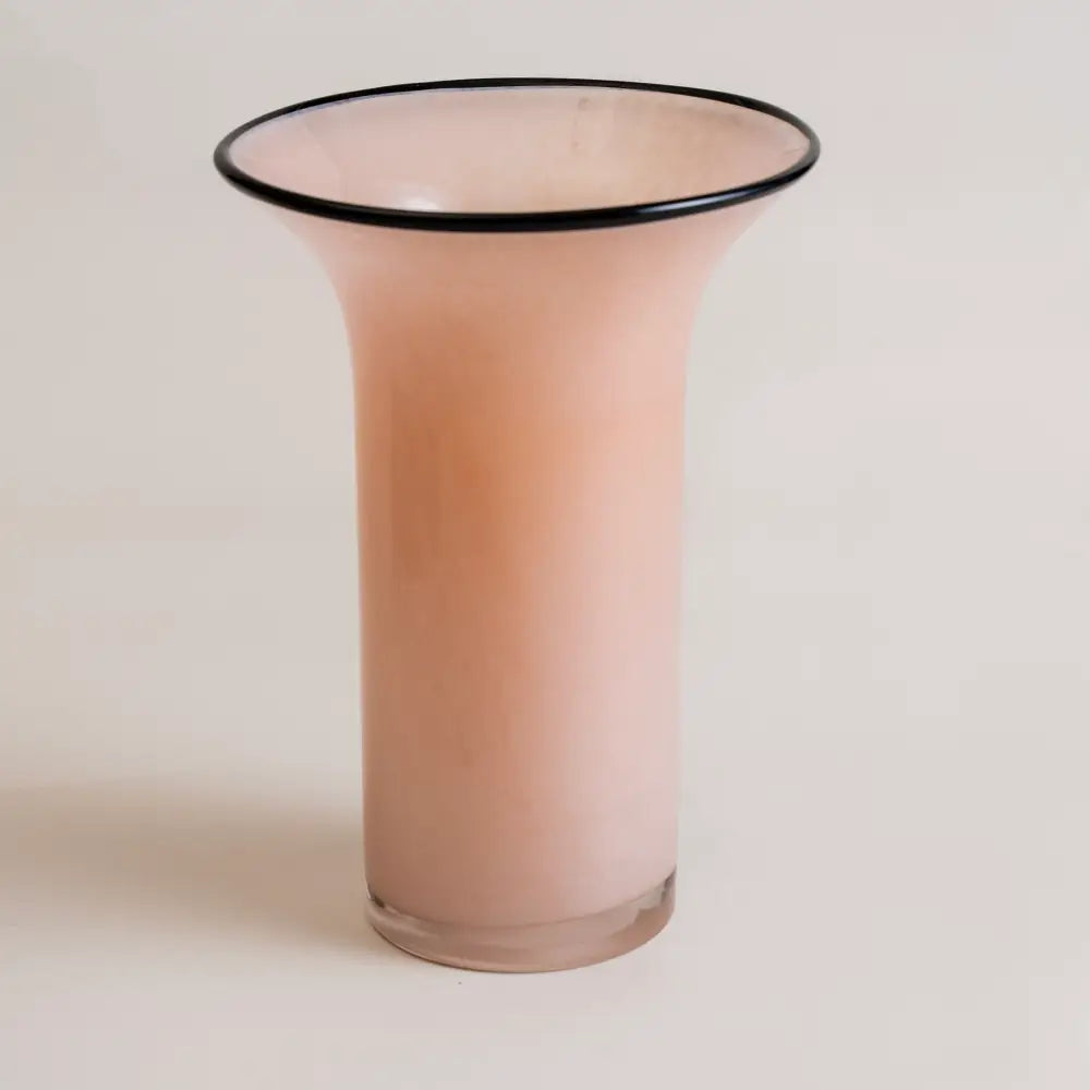 Vase pour tulipes design contemporain, verre coloré aux finitions sobres et raffinées, adapté aux intérieurs modernes et lumineux.