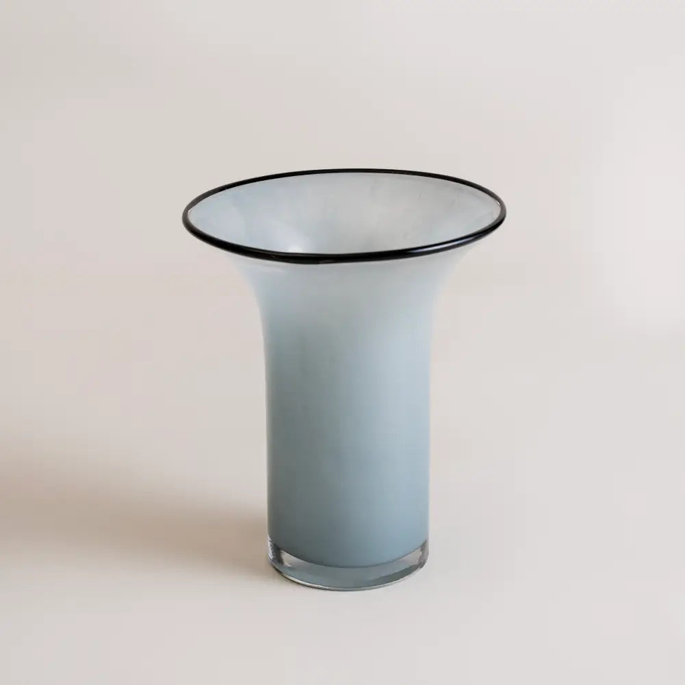 Superbe vase pour tulipes coloré, avec lignes épurées et bordure noire contrastée, parfait comme centre de table décoratif.