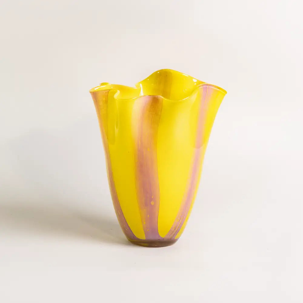 Élégant vase rayures jaune et lilas, soufflé à la bouche, parfait pour une décoration contemporaine et colorée.