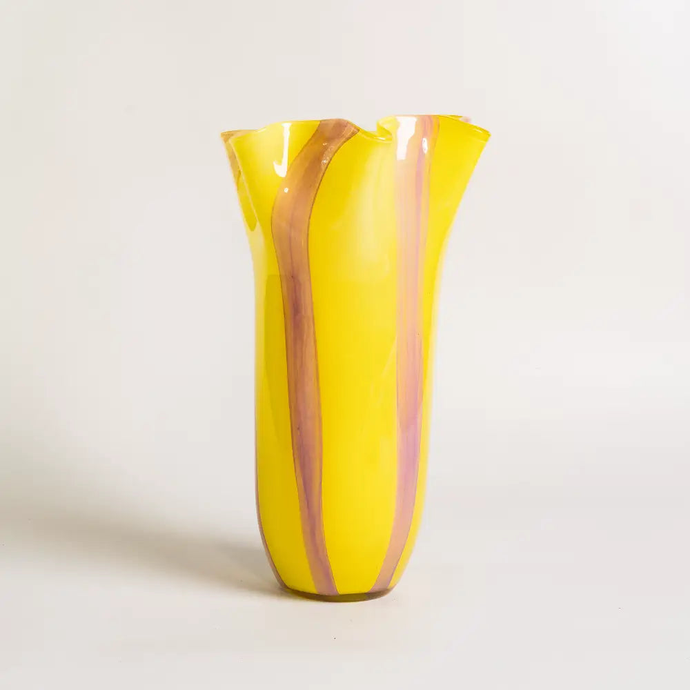 Vase rayures original Rubans Pastel, en verre soufflé jaune avec détails lilas, proposé en hauteur basse et haute.