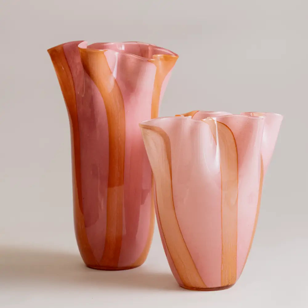 Vase design – Rubans Pastel Rose en verre soufflé, featuring two elegant pink vases in varying heights.