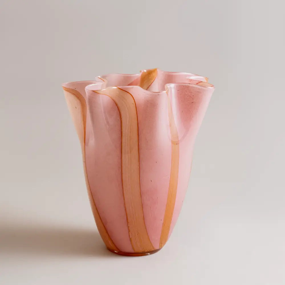 Vase design – Rubans Pastel Rose en verre soufflé, élégant vase en verre rose aux motifs ondulés.