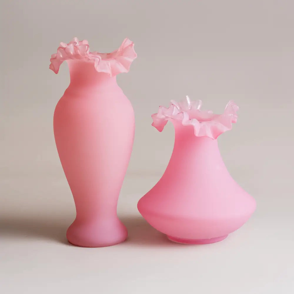 Vase rose en verre soufflé mat avec bord ondulé – Powdery Dream
