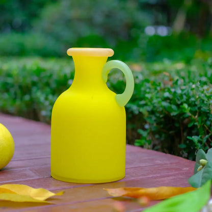 Vases en verre coloré soufflés à la main, pièces décoratives au style artistique.