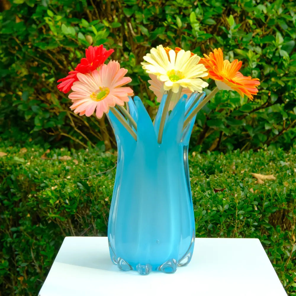Vases et fleurs contemporains Kolviva, formes sculpturales et artistiques.