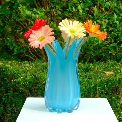 Vases et fleurs contemporains Kolviva, formes sculpturales et artistiques.