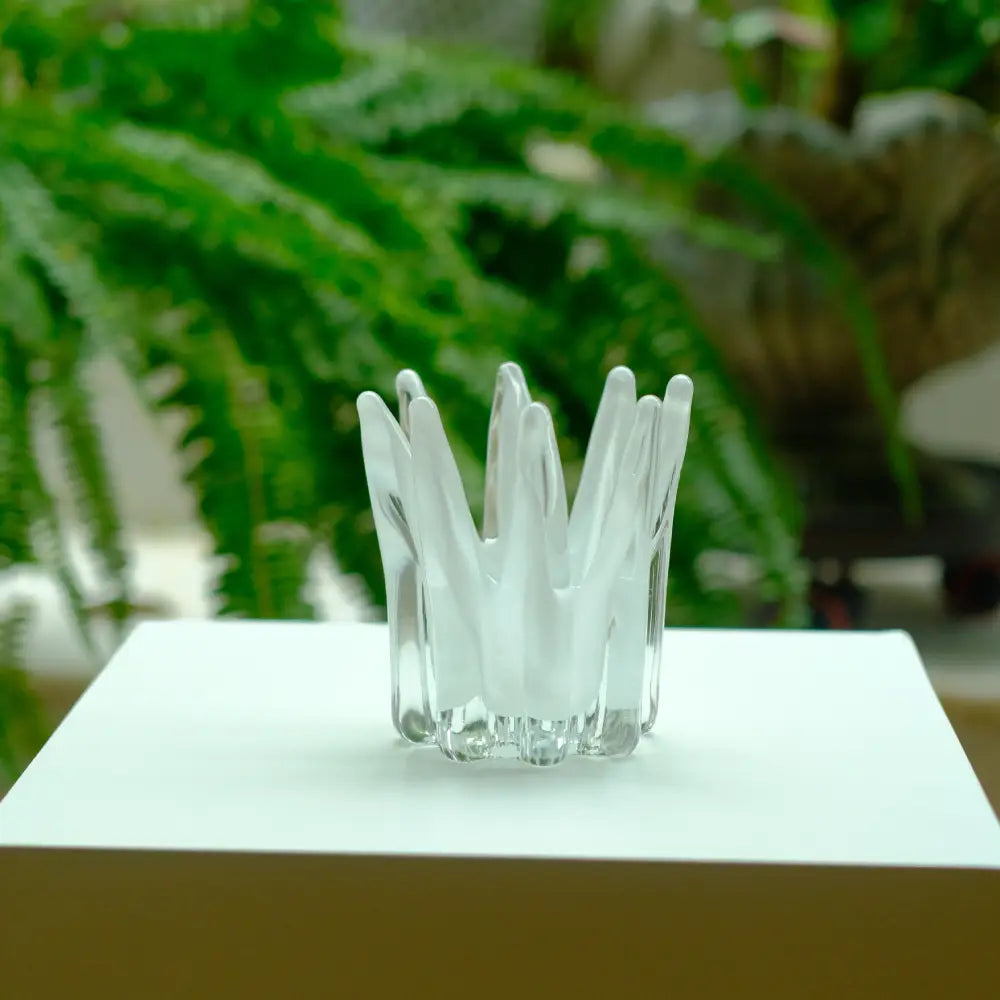 Vases et fleurs originaux, alliance de créativité et d’élégance moderne.