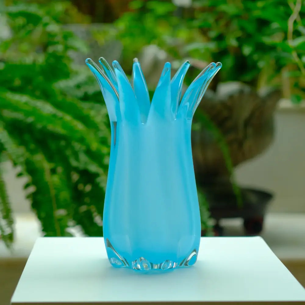 Vases et fleurs soufflés à la main, design inspiré des formes naturelles.