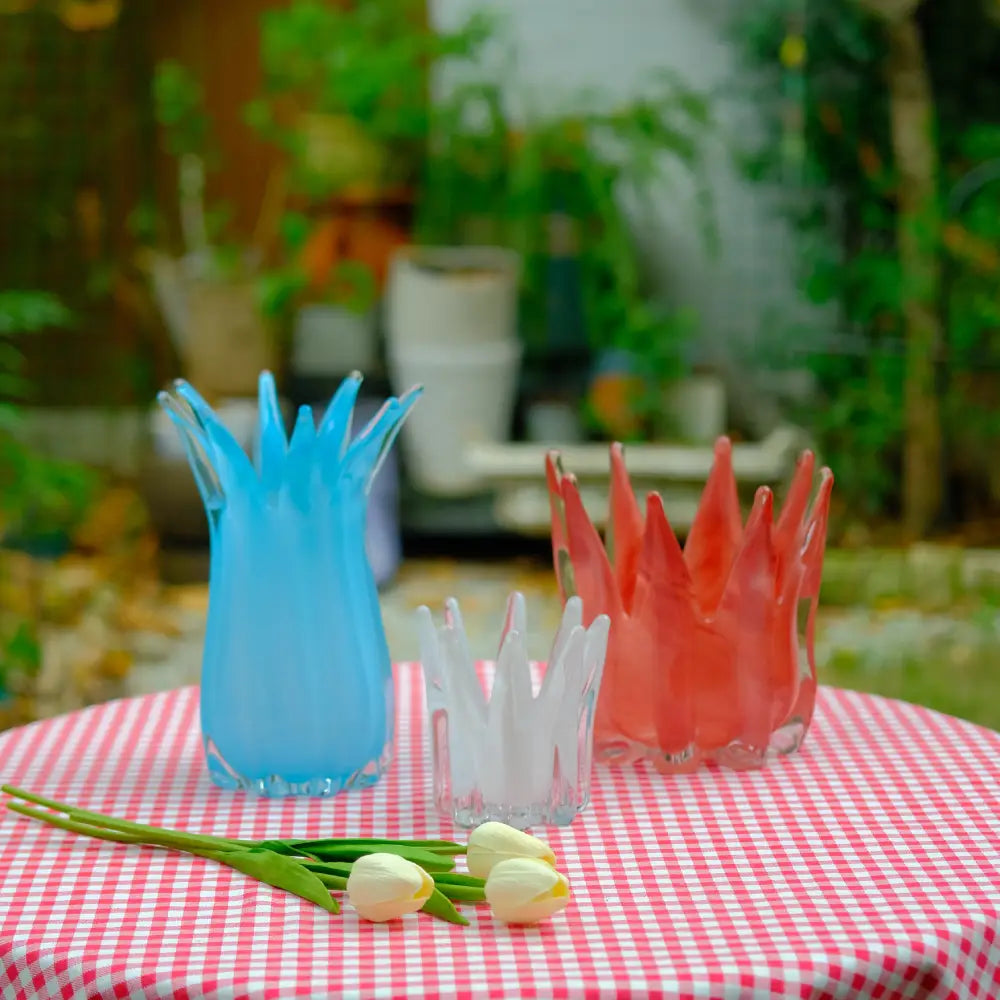 Vases et fleurs décoratifs en verre, pièces uniques de la collection Kolviva.