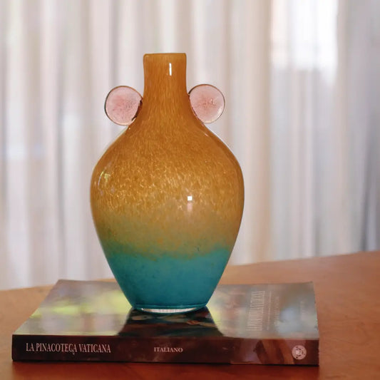 Vase boule en verre soufflé aux dégradés mangue et bleu océan, création design fait main, idéal pour apporter une touche colorée à votre intérieur.