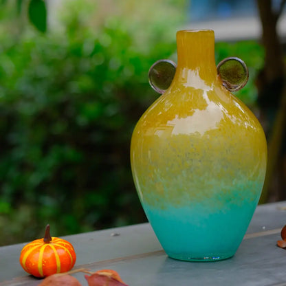 Vase boule en verre soufflé aux dégradés mangue et bleu océan, création design fait main, idéal pour apporter une touche colorée à votre intérieur.