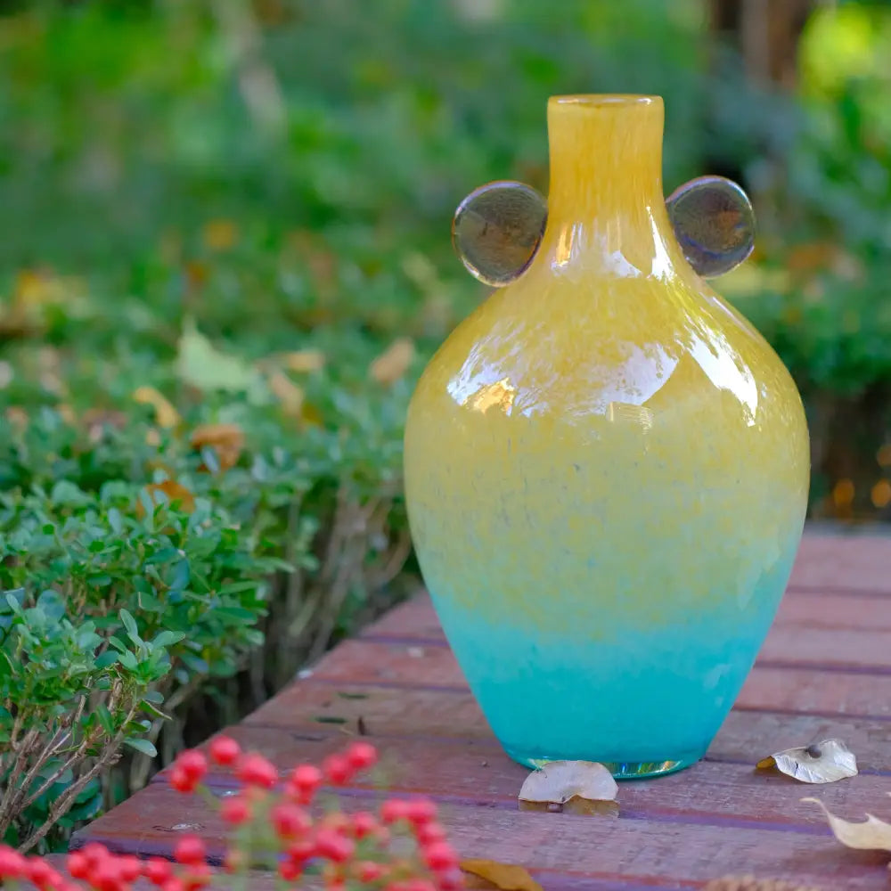 Vase boule en verre soufflé artisanal avec effet ombré et décor rond rose, pièce décorative moderne.