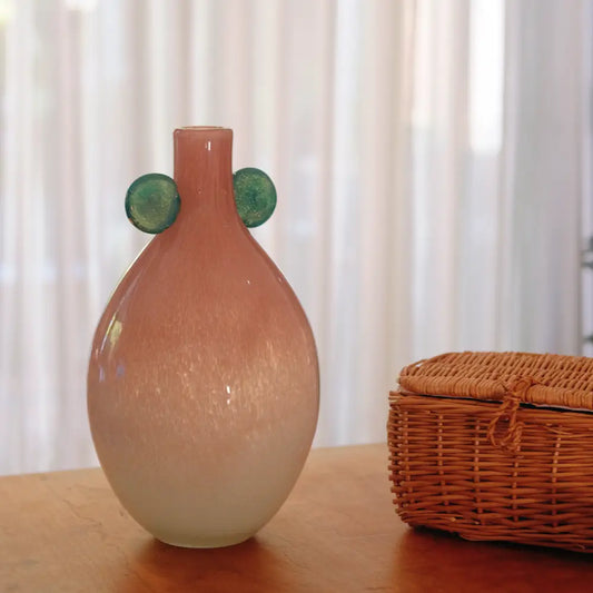 Vase soufflé à la main aux tons framboise et menthe, un des vases with designs modernes de Kolviva, parfait pour décorer un salon lumineux.