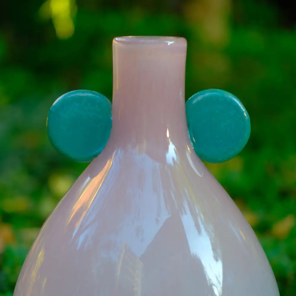 Vases with designs au dégradé pastel, silhouette ovale et ornements latéraux en verre vert.