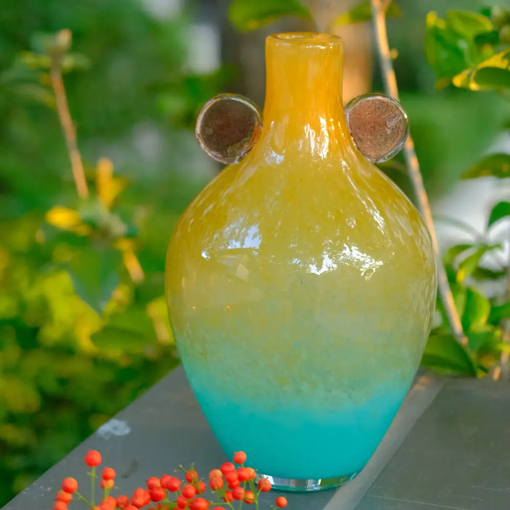 Vases with designs en verre soufflé au dégradé rose et vert, ornés de pastilles rondes vert foncé.