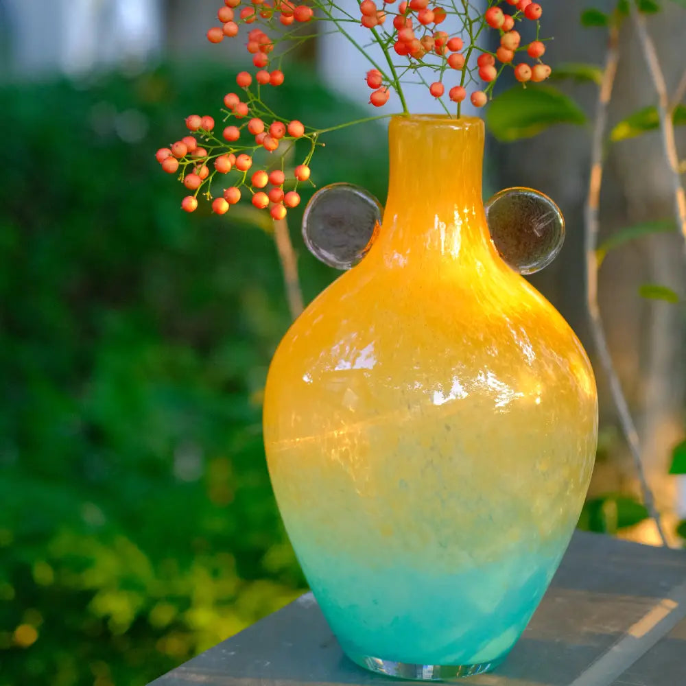 Vases with designs pastel, silhouette ovale élégante et décor latéral en verre vert.