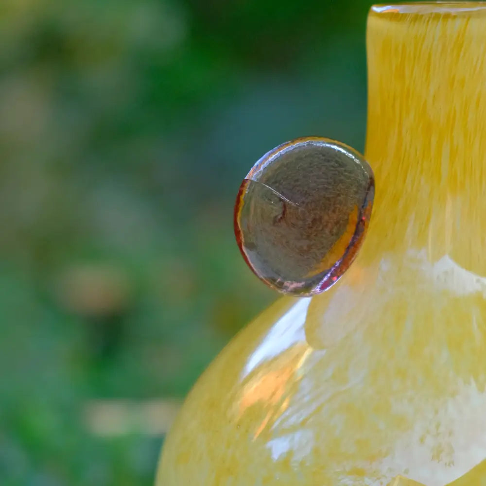 Vases with designs artisanaux aux tons rosés et menthe, décorés de deux disques verts.