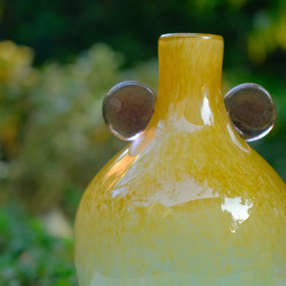 Vases with designs en verre soufflé dégradé, style moderne avec ornements circulaires verts.