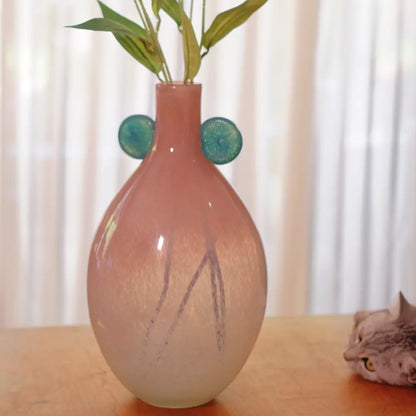 Vase en verre coloré framboise et menthe orné de pastilles vertes, un modèle unique de la collection vases with designs, idéal pour fleurs séchées ou fraîches.