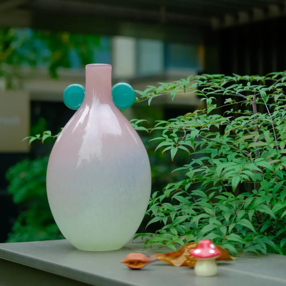 Vase en verre coloré aux lignes douces, un des vases with designs originaux de Kolviva, idéal pour apporter une touche artistique et joyeuse à votre intérieur.