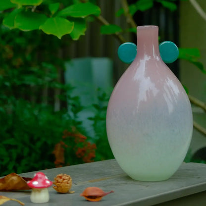 Vase en verre coloré framboise et menthe orné de pastilles vertes, un modèle unique de la collection vases with designs, idéal pour fleurs séchées ou fraîches.