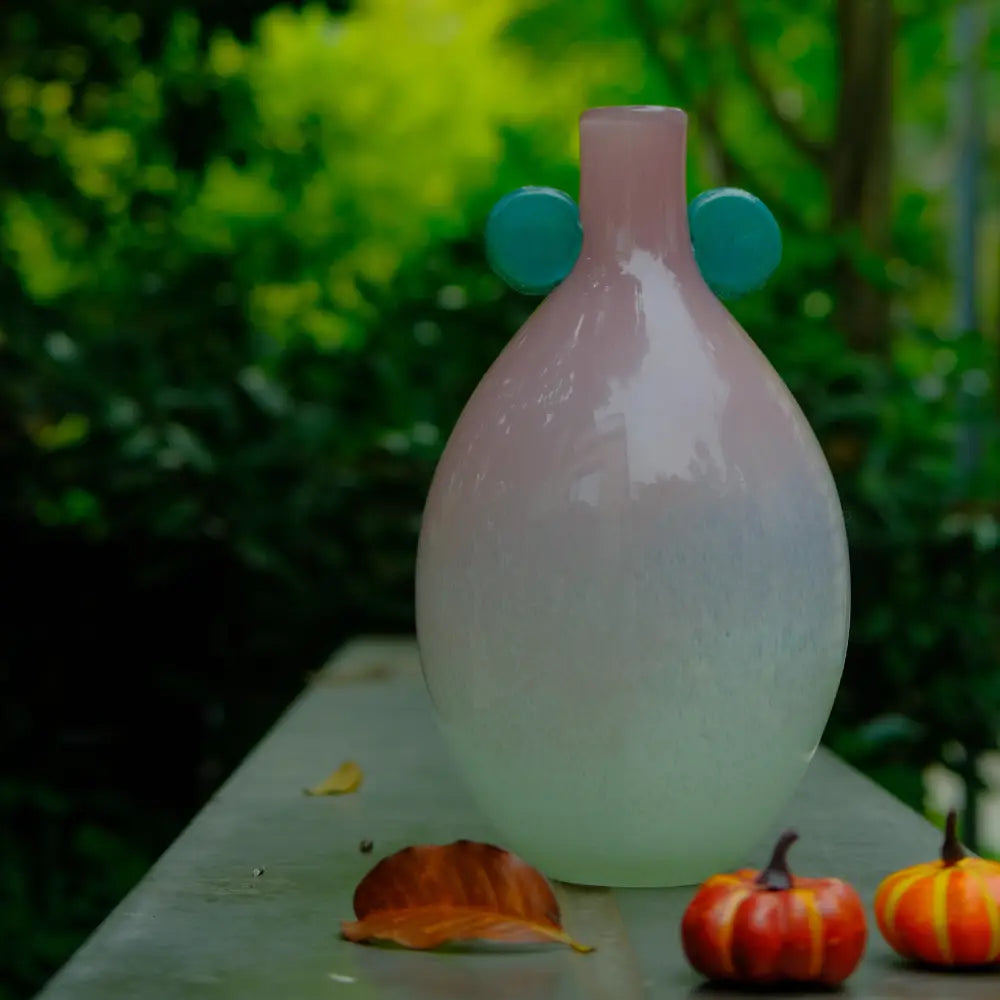 Duo de vases with designs en verre soufflé artisanal – version framboise menthe et version ambre vert, création décorative élégante et contemporaine pour la maison.