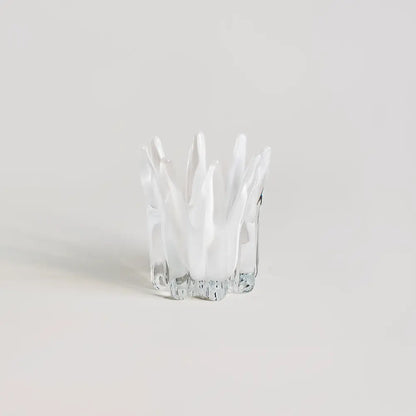 Vases et fleurs – Éclat de Fleur en verre coloré, vase en verre clair avec des formes organiques.