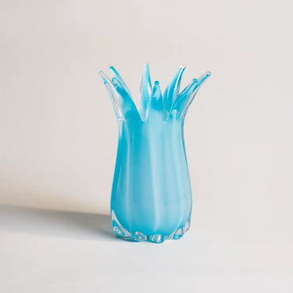 Vases et fleurs – Éclat de Fleur en verre coloré, vase en verre bleu avec une forme élégante.