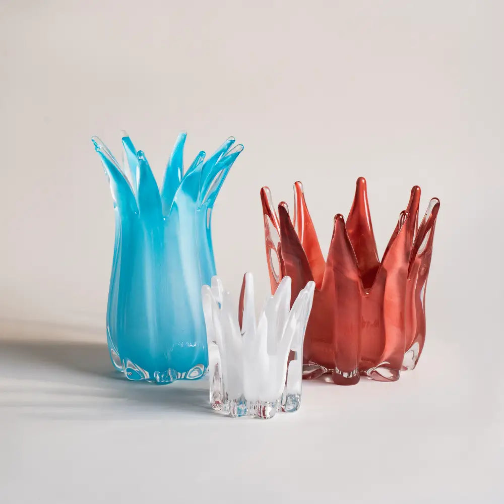 Vases et fleurs – Éclat de Fleur en verre coloré, trois vases en verre coloré en bleu, blanc et rouge.