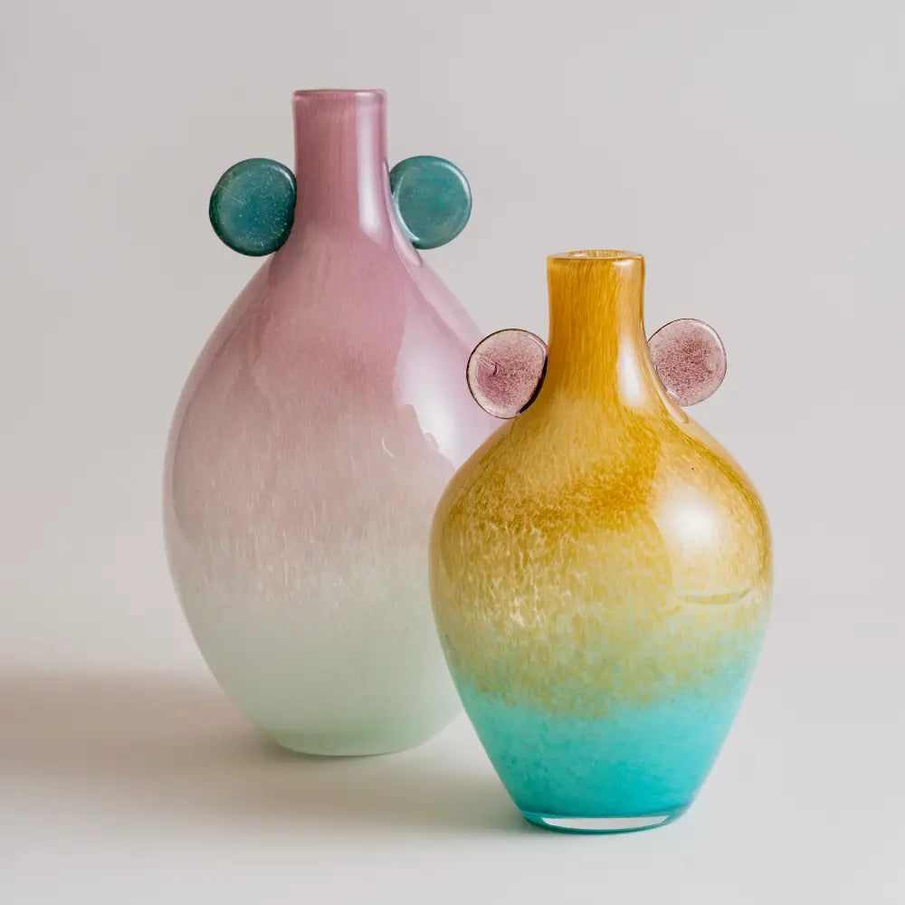 Détails du col étiré d’un vase boule en verre soufflé