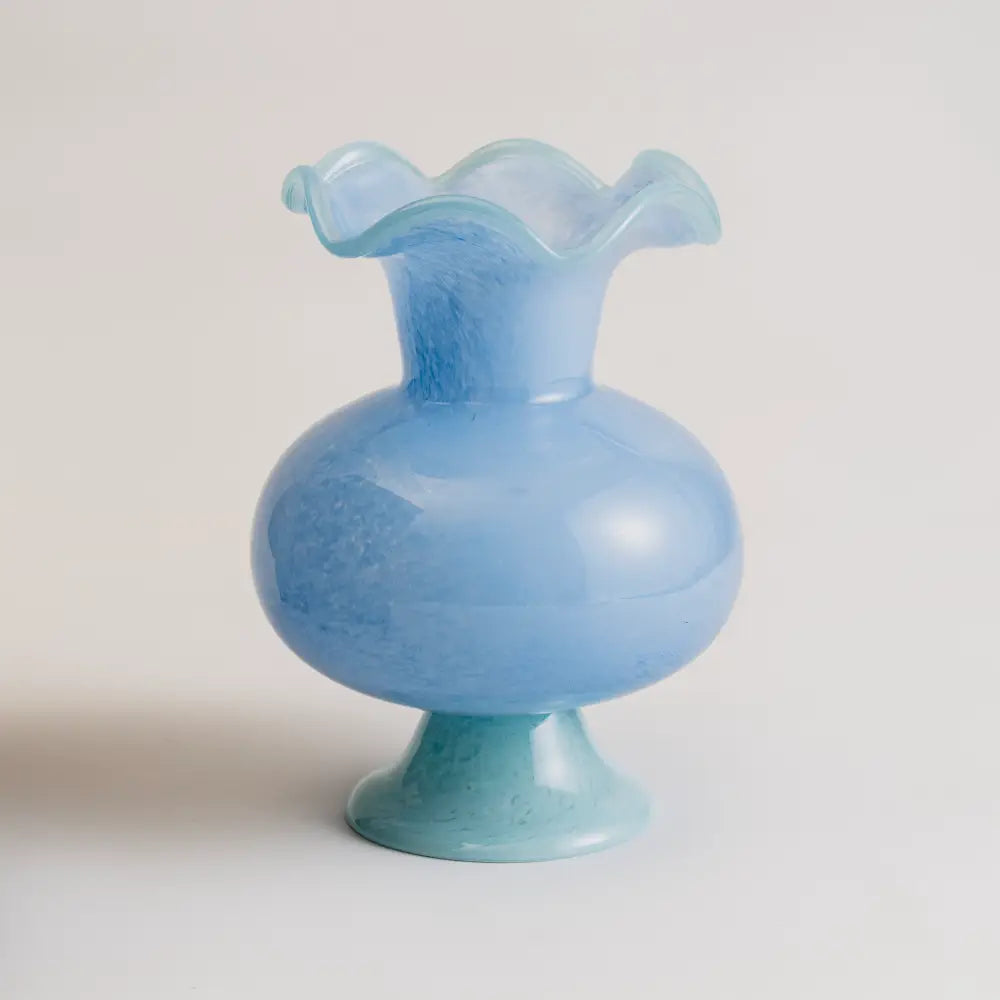 Vase artisanal – Murmure Bleu rétro en verre soufflé, vase en verre soufflé bleu avec une base élégante.