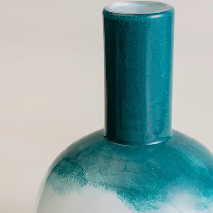 Vase bombé design décoratif, reflets translucides élégants