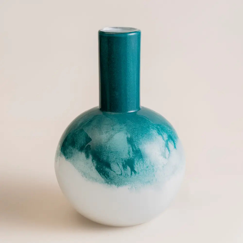Vase bombé Boreal Drop en verre soufflé bleu dégradé
