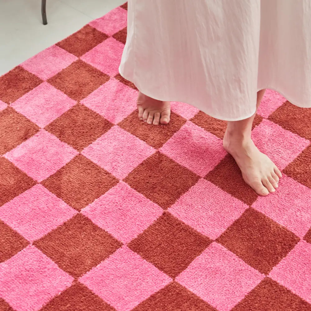 tapis à carreaux rose design moderne