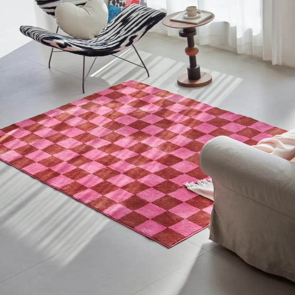 Tapis à carreaux rose dans un salon lumineux, apportant une touche graphique et colorée à la décoration intérieure.