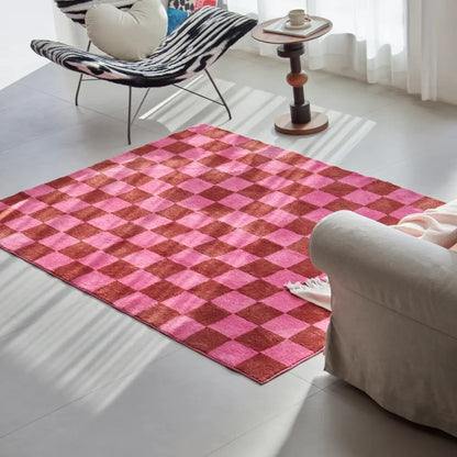 Tapis à carreaux rose dans un salon lumineux, apportant une touche graphique et colorée à la décoration intérieure.