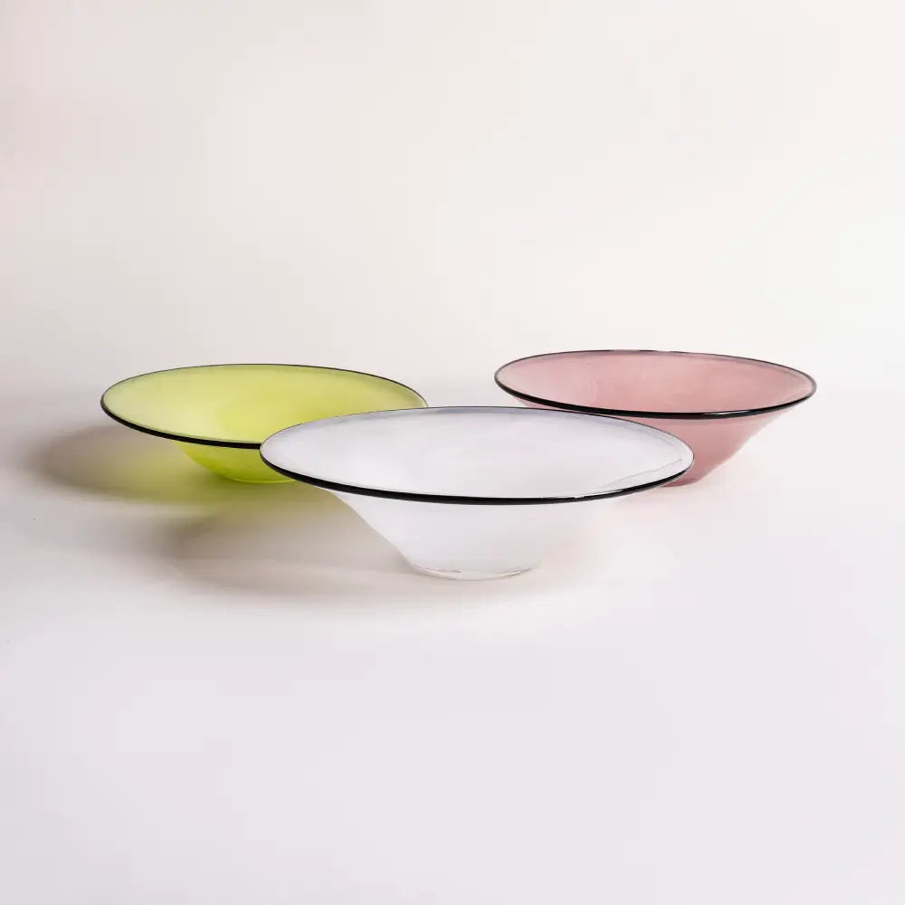 Détail du verre soufflé d’un plateau décoratif artisanal