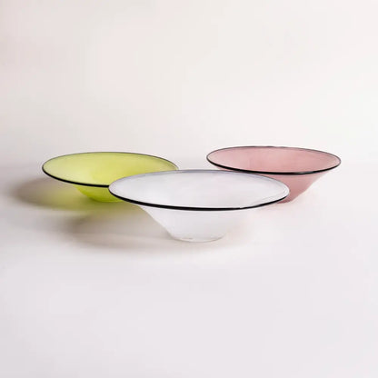 Détail du verre soufflé d’un plateau décoratif artisanal