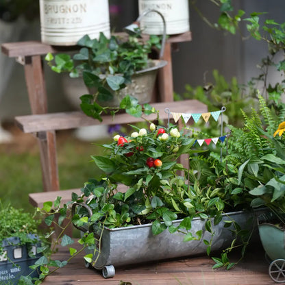 Décoration de pot de fleurs design en métal doré, élégante pour intérieur moderne.