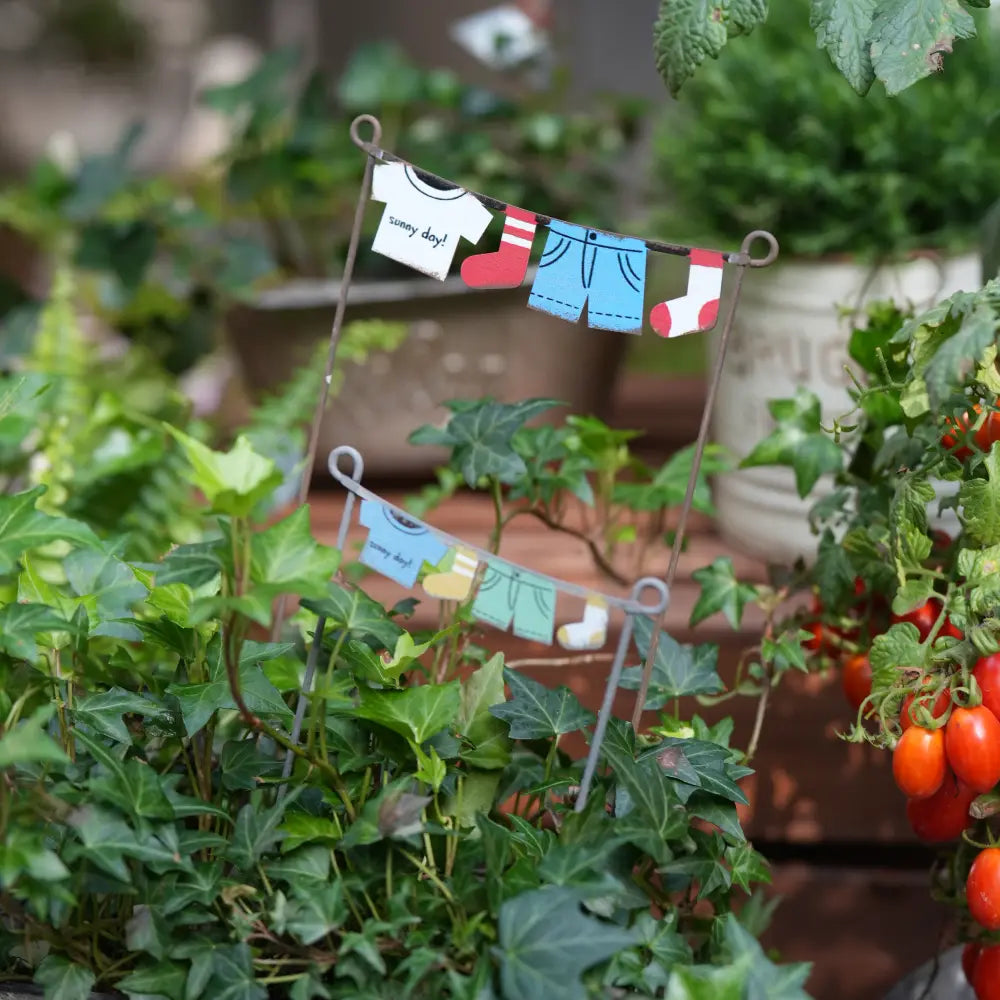 Décoration de pot de fleurs en rotin tressé, parfaite pour une ambiance bohème.