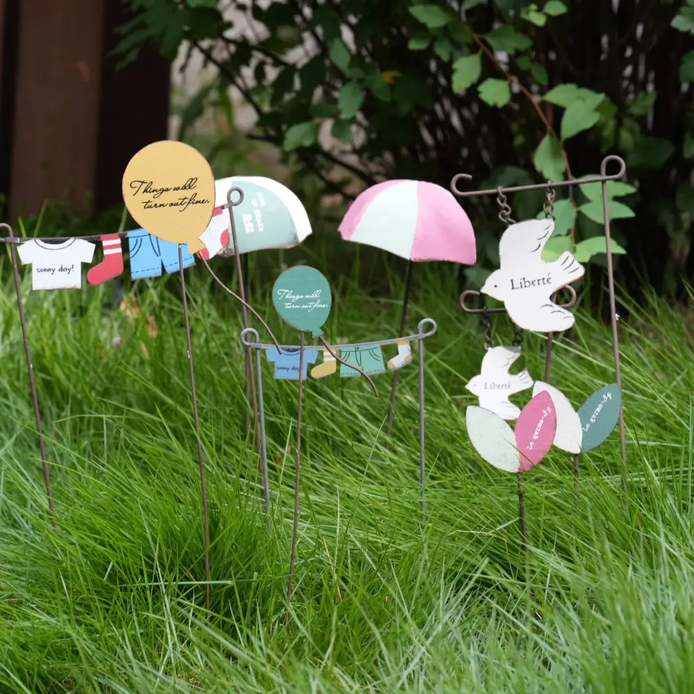 Décoration de pot de fleurs artistique en céramique colorée, avec formes abstraites.