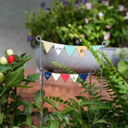 Décoration de pot de fleurs moderne en béton gris, idéale pour terrasses contemporaines.